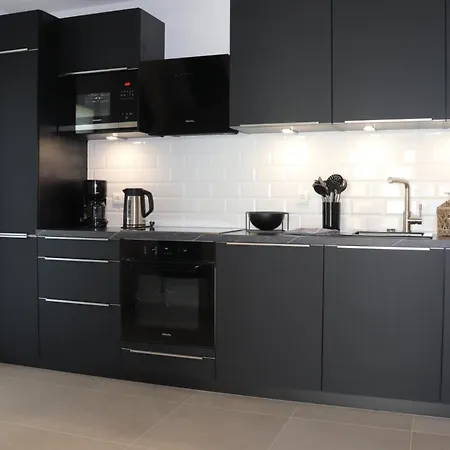 Ellomi - * Klausdorf (Vorpommern-Rugen)