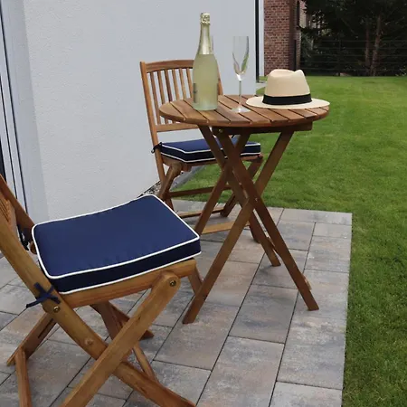 Ellomi - * Klausdorf (Vorpommern-Rugen)